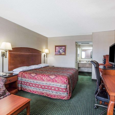 Days Inn By Wyndham Camp Springs Andrews Afb Exterior foto