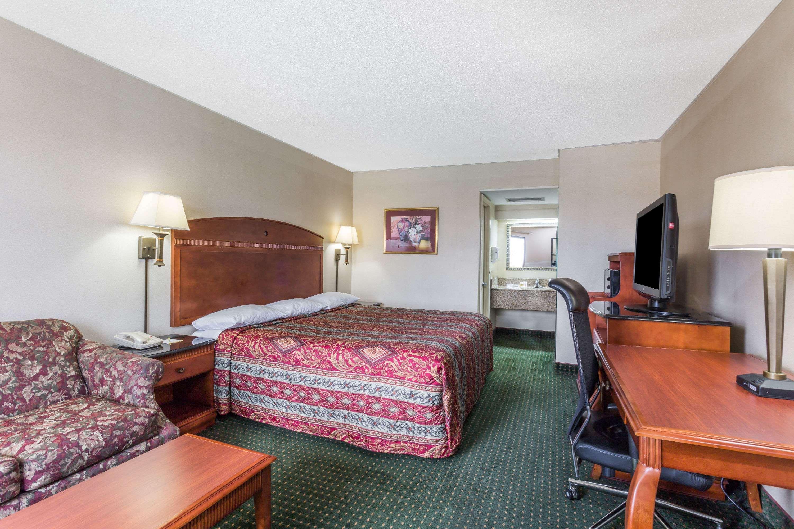 Days Inn By Wyndham Camp Springs Andrews Afb Exterior foto