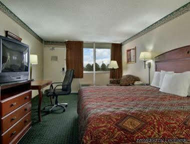 Days Inn By Wyndham Camp Springs Andrews Afb Exterior foto